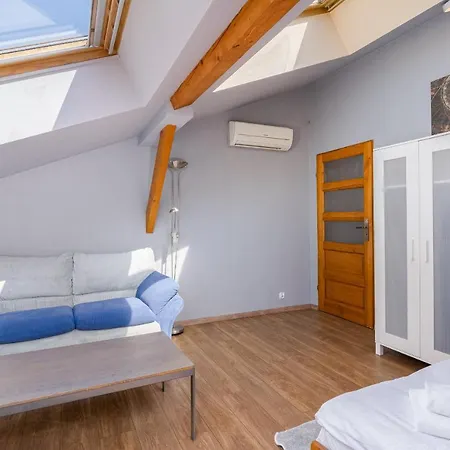 شقة Flat With Cosy Attic - Castle Round The Corner - By Upstairs كراكوفيا