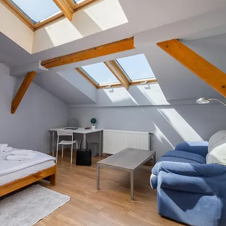 Flat With Cosy Attic - Castle Round The Corner - By Upstairs Апартаменты